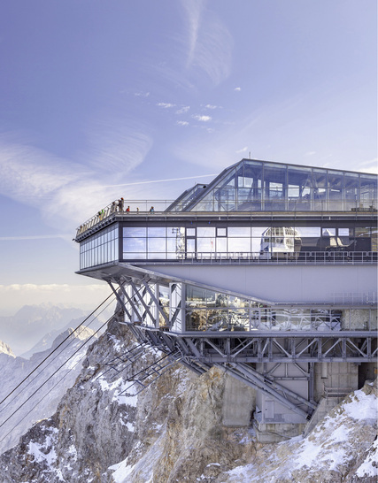 



Die spektakuläre Bergstation der Seilbahn auf der Zugspitze bietet von der Gipfelterrasse grandiose Ausblicke in die umgebende Bergwelt. 
