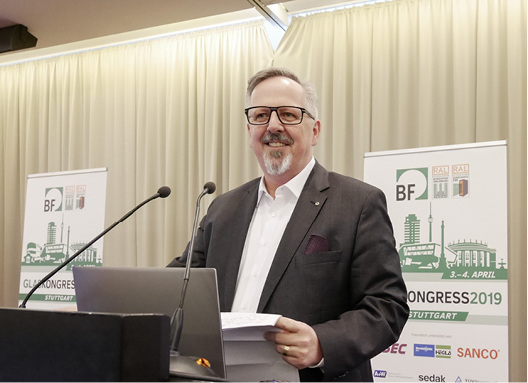 



Der frisch gewählte BF-Vorstandsvorsitzende Hans-Joachim Arnold bei seiner Antrittsrede. 
