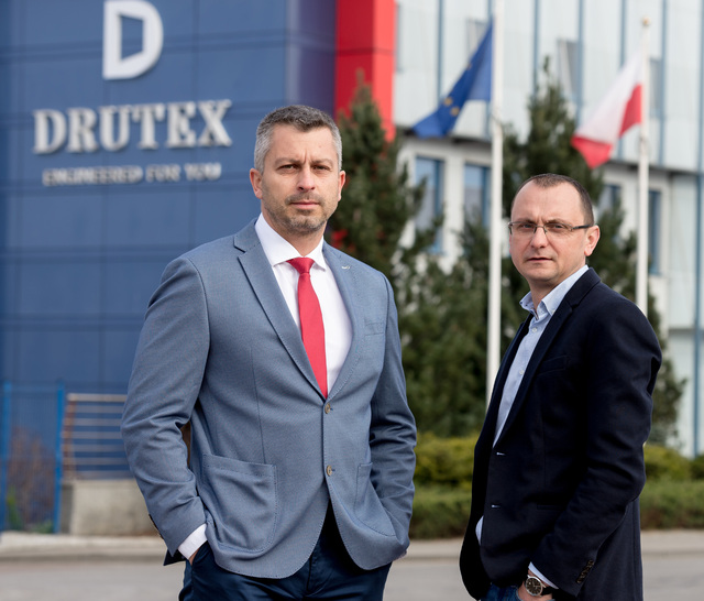 v.l.n.r: Marcin Kloska, Drutex-Verkaufsleiter, Miroslaw Furtan, Produktionsleiter - © Drutex
