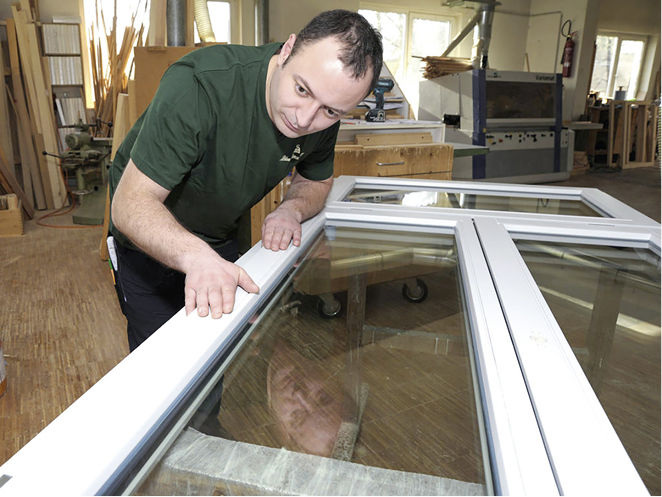 Schreiner Franz Schnaubelt machte bei der Sanierung eines denkmalgeschützten Rathauses positive Erfahrungen einem Lack, der mit Mikrokapseln, die mit einer transparenten, härtenden Reagenzflüssigkeit gefüllt sind. Die Anwendung wird auch auf dem Oberflächentag thematisiert.