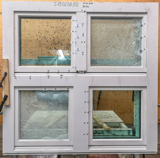 Beim Beschussamt Ulm wurde mit zwei verschiedenen Munitionen (Hartkern + Weichkern) geschossen, welche unterschiedliches Verhaltensweisen bzw. “Eindringwege“ haben.