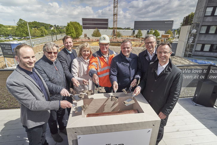 Symbolische Grundsteinlegung für den Schüco One Neubau v. l: Philipp Römer, Gesellschafter der Otto Fuchs Gruppe, Dr. Ing. Hinrich Mählmann, CEO Otto Fuchs KG; Andreas Römer und Christiane Fuchs, Gesellschafter der Otto Fuchs Gruppe; Polier Michael Feismann von der Oevermann Hochbau GmbH; Andreas Engelhardt, CEO Schüco; Philipp Neuhaus, CFO und Dr. Walter Stadlbauer, CTO/COO von Schüco.