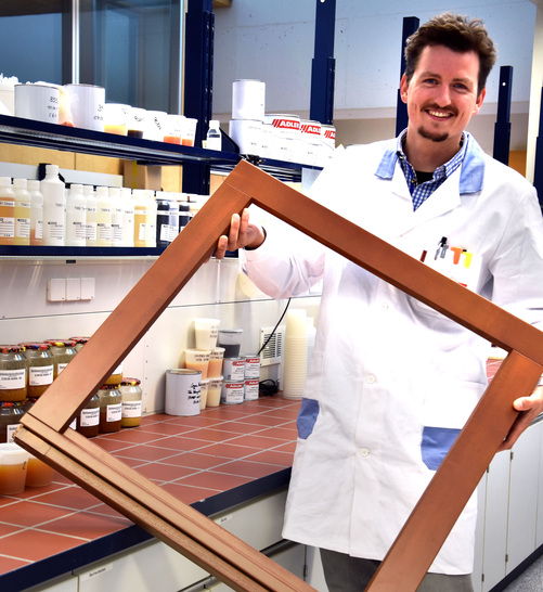 Adler-Entwickler Dr. Simon Leimgruber zeigt ein mit Aquawood Diamond beschichtetes Muster.