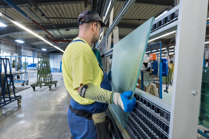 Der Standort Bremen hat in eine ganze Reihe neuer Anlagen investiert, wie hier in Schleiftechnik. - © Olaf Rohl/Saint-Gobain Glassolutions
