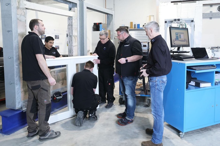 Das moderne Labor enthält nicht nur Prüfstände der ift-MessTec in ift-Labor Qualität, sondern auch eine Holz- und Metallwerkstatt. Damit können Probekörper für die orientierenden Prüfungen direkt vor Ort modifiziert werden.