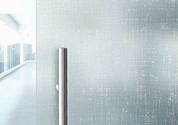 Das neue Dekor Madras Graffiti lässt sich gut mit extraweißen Türen kombinieren.