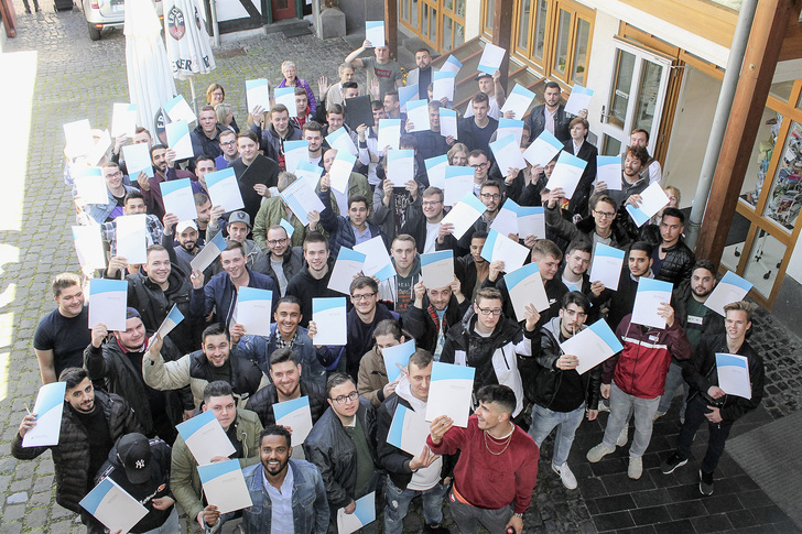 Frohe Gesichter: Die 75 Absolventen der Staatlichen Glasfachschule in Rheinbach. - © Staatlichen Glasfachschule in Rheinbach
