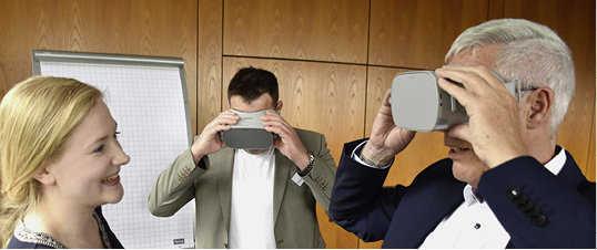 



Blick in die Zukunft? Dieter Ammon lässt sich in virtuelle Welten entführen. 
