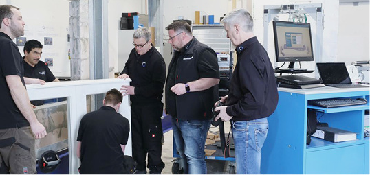 



Das moderne Labor enthält nicht nur Prüfstände der ift-MessTec in ift-Labor Qualität, sondern auch eine Holz- und Metallwerkstatt. Damit können Probekörper für die orientierenden Prüfungen direkt vor Ort modifiziert werden.
