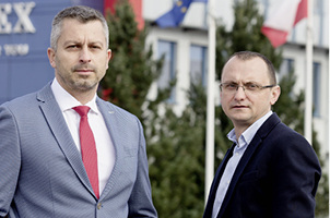 <p>
v.l.: Marcin Kloska, Drutex-Verkaufsleiter, Miroslaw Furtan, Produktionsleiter.
</p>

<p>
</p> - © Foto: Drutex


