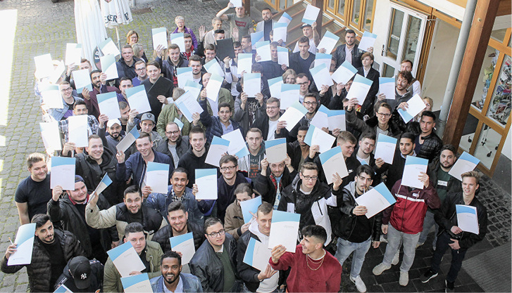 <p>
Mit einem großen Fest feierten die 75 Absolventen der Staatlichen Glasfachschule für Glas und Keramik in Rheinbach im Glasmuseum ihren Abschluss. Geehrt wurden dort auch die vier Jahrgangsbesten. Das beste Abschlusszeugnis mit 1,4 erhielt Verfahrensmechaniker Christian Fahn von Interpane, gefolgt von Industriekeramiker Florian Scholz (mit 1,5), P-D Refractories. Platz 3 teilten sich mit je 1,6 Thomas Overa von Glas Rose und Jonas Müller von Günther Klaas Fensterbau. Bester Flachglasmechaniker war mit 1,9 Nico Westerhold von der Windmann.
</p>

<p>
</p> - © Foto: Glasfachschule Rheinbach

