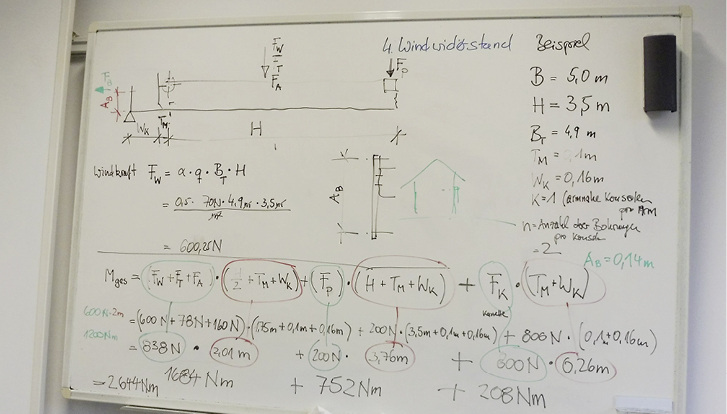 
Berechnungsbeispiel der Meisterschule Wiesbaden. Die Formel wurde selbst entwickelt und die Gewichte geschätzt. Die Abweichung wurde mit 208 Nm festgestellt, das Ergebnis fällt so um 8 % zu gering aus.




