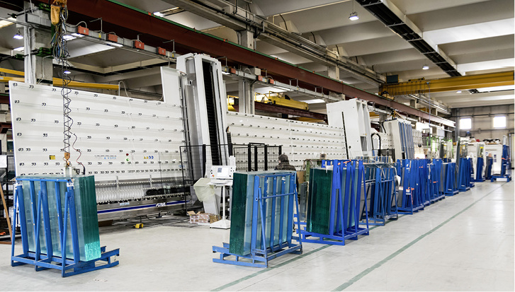 



Die „No Limits“ ISO-Linie von Vetrodomus kann Maxi-Gläser bis zu 6000 × 3300 mm fertigen. Dabei lassen sich Einzelscheiben bis zu 350 kg handhaben und Isoliergläser-Einheiten bis zu einem Gewicht von 550 kg.
