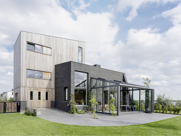 
Der Wintergarten führt die markante, stufenartige Architektur des Hauses konsequent weiter.



