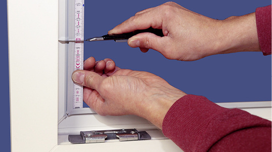 
Der Einbau der Fensterfalzlüfter gestaltet sich einfach. Zunächst werden im unteren senkrechten Bereich des Fensters links und rechts jeweils 15 cm der Herstellerdichtung entfernt. 



