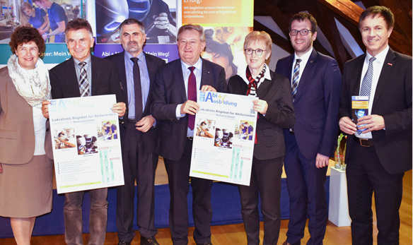 
Berufsschulverbandsvorsitzender Walter Taubeneder, Ltd. MR Werner Lucha, Landrat Franz Meyer, Schulleiterin Christa Jungwirth, Bürgermeister Florian Gams, stellvertretender Hauptgeschäftsführer der Handwerkskammer Ndb/Opf Hans Schmidt



