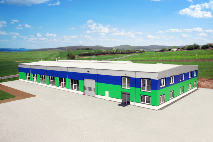 Mit der neuen Anlage, für die eine eigenen Halle erstellt wurde, lassen sich Bauteile und -elemente von bis zu 6 m Länge und 2,50 m Breite beschichten.