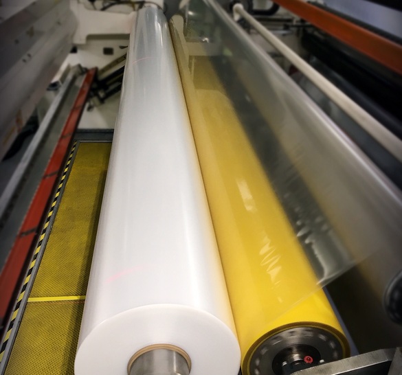 Ab sofort lassen sich 3,21 m breite Glasscheiben mit einer einzigen Folienbahn schützen.