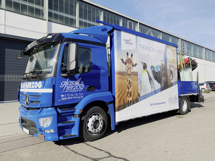 Lkw mit 12 t bzw. 18 t lassen sich auch als ­Branchenfahrzeug mir Reff flexibel einsetzen, ... - © Hegla
