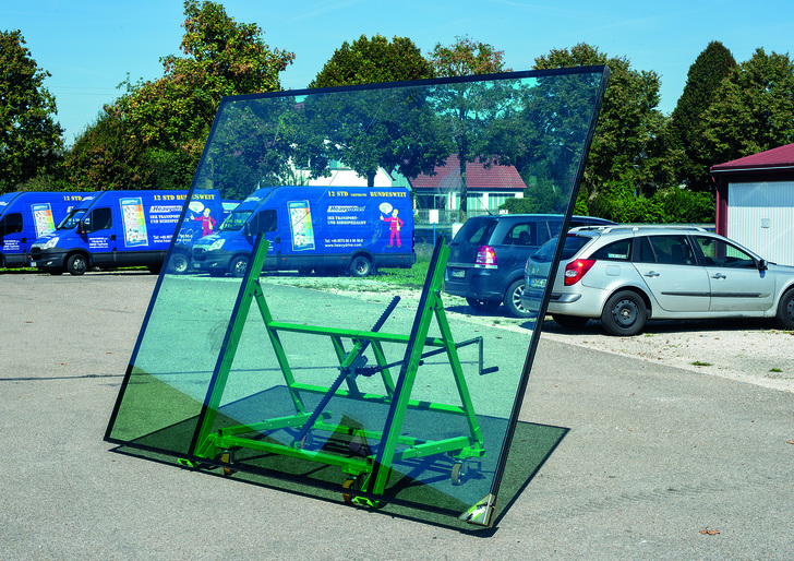 Der Transportwagen Heavydrive HDL 500 S verfügt auch über eine Kippfunktion. Damit kommt man mit großen Scheiben leichter durch beengte Situation im Haus.