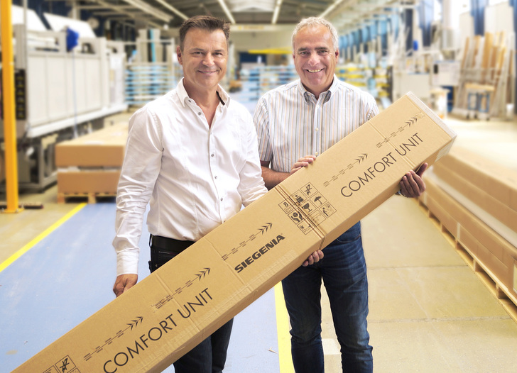 Siegenia-Jubiläum im Werk Portal: Werkleiter Uwe Ziewers und Fertigungsleiter Uwe Knop präsentieren gemeinsam am 4. Juni die 100.000ste Comfort Unit.