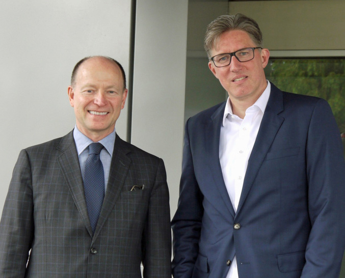 Frank Rodrigo Keller (l.) übernimmt im Juni als neuer Vorstand die Geschäfte der elumatec-Gruppe von Ralf Haspel. - © elumatec
