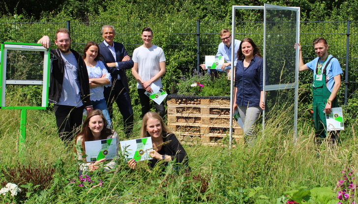 v.l.n.r. Erik Ewald (Auszubildender), Chantal Sonnenschein (stellv. Ausbildungsleitung), Reinhard Vinkmann (Geschäftsführer), Lion Evertz (Auszubildender), Jan Kalverkamp (Auszubildender), Theresa Steinbrecher (Auszubildende), Justin Gernholz (Auszubildener), vorne links: Danijela Stojanovic, vorne rechts: Annika Werth
