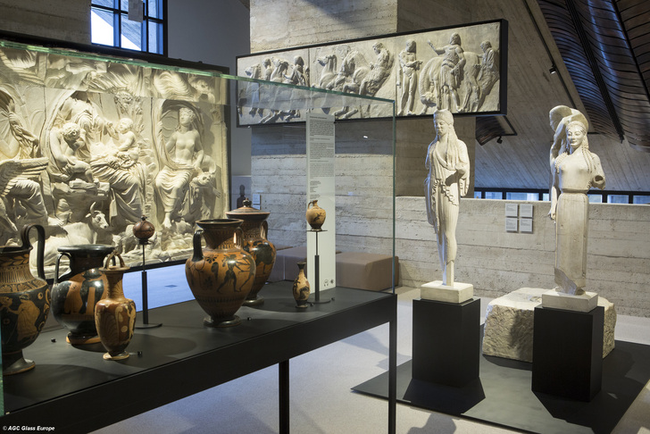 Bei Schaufenstern und Vitrinen erlaubt Clearsight eine klare Durchsicht ohne störende Spiegelungen, gleiches gilt auch beim Einbau in Fassaden-Isoliergläser.