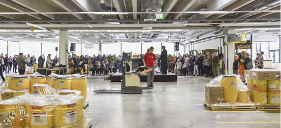 <p>
</p>

<p>
Mehr als 200 Ehrengäste verfolgten die Einweihungsfeierlichkeiten – bei vollem Betrieb im Logistikzentrum!
</p> - © Foto: Adler-Werk


