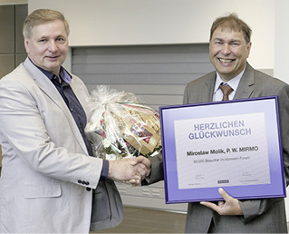 
Mirosaw Molik (li.) erhielt als 50 000ster Besucher eine Urkunde mit Präsentkorb vom Leiter des Hörmann Forums Werner Hüttemann. 



