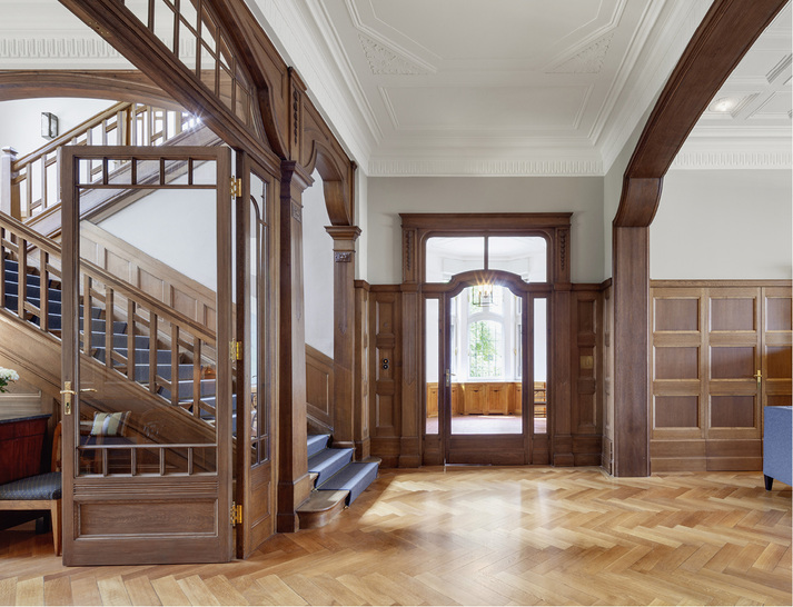 <p>
</p>

<p>
Im Zentrum der Vorwerk Academy in Wuppertal steht eine 1902 im englischen Landhausstil erbaute Villa. Das Interieur wurde von den Tischlerwerkstätten Franz Knoche komplett aufgearbeitet und dabei teils mit neuen Funktionstüren von Schörghuber ausgestattet.
</p> - © Foto: Bernhard Bramlage Architekten BDA, Fotograf: Jens Kirchner, Düsseldorf

