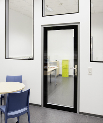 
Die flächenbündigen Planline Glaselemente weisen ein Schalldämmmaß Rw-Wert von rund 43dB auf. 



