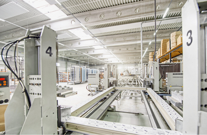 



„Der Markt entwickelt sich“: Ventana sieht die Zukunft von Schiebeprogrammen positiv und ist für die wachsende Nachfrage gut gerüstet. Dazu gehört nicht zuletzt die Fertigung von Schiebeelementen mit moderner Maschinentechnik.
