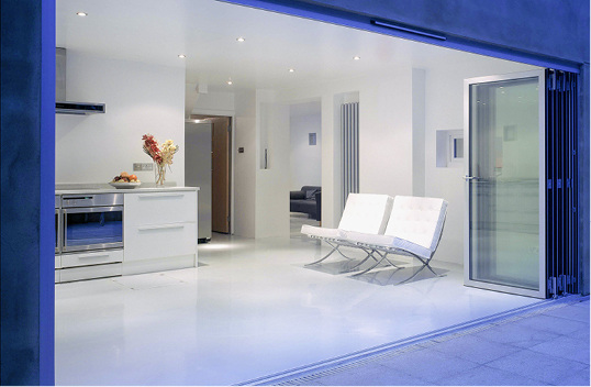 



Geöffnetes Falt-Schiebe-System mit eingelassener Bodenschiene
