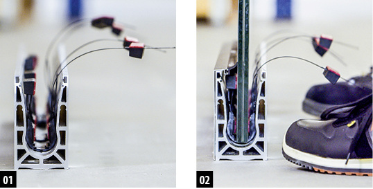 



01: Die Glaslager sind bereits vormontiert und verfügen über je vier Befestigungselemente. Sie werden als Einheit in gleichmäßigen Abständen auf einen Meter in das Profil eingelegt. Pro Meter Geländersystem sind je nach Glasgröße vier bzw. fünf Glaslager erforderlich.



02: Die Glasscheibe wird in die Glaslager eingesetzt und im nächsten Schritt in ihnen verankert.

