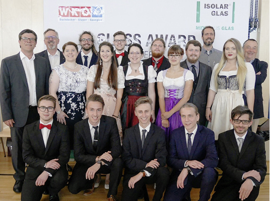 <p>
Diesmal gab es nur Gewinner: Zufriedene Gesichter bei den Teilnehmern und der Fach-Jury des Glass Awards 2019. Alle vier Absolventen-Teams wurden ausgezeichnet.
</p>

<p>
</p> - © Foto: Matthias Rehberger / GLASWELT

