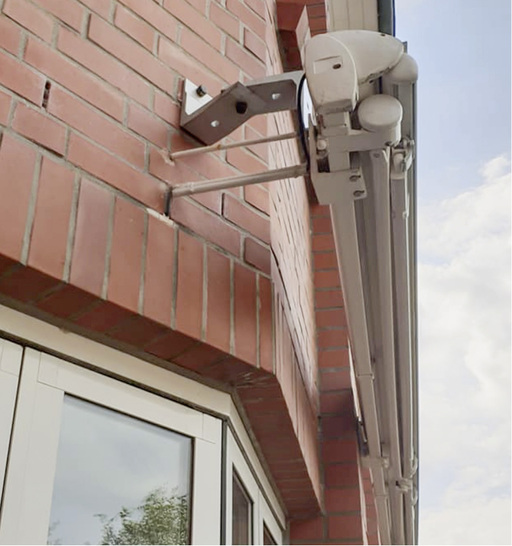 



Die Markise mit dieser sehr kreativen Befestigungslösung hängt schon länger. Einer Überprüfung mit Berechnung würde sie bei diesem Abstand sicher nicht standhalten. 
