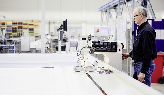 



In der technischen Konfektion laufen viele Arbeitsschritte automatisch ab, damit die Markisentücher später in der Markise gut gespannt sind und sich auf der Tuchwelle einwandfrei aufwickeln lassen.
