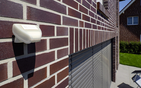 



Der Umweltsensor berücksichtigt neben Sonnenintensität, Windgeschwindigkeit, Regen, und Außentemperatur auch wichtige Faktoren wie die Sonnenrichtung und Sonnenhöhe.
