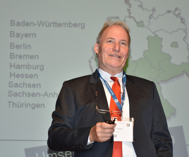 Ein letztes Mal noch wird Prof. Ulrich Sieberath als Institutsleiter die Rosenheimer Fenstertage mit seinem Vortrag eröffnen. - © Daniel Mund / GLASWELT
