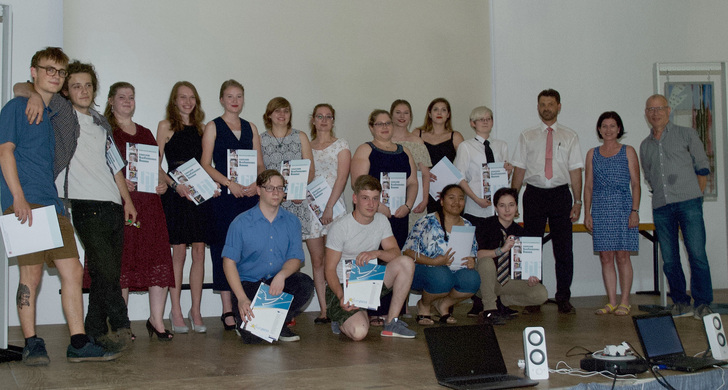 Die diesjährigen Absolventinnen und Absolventen der Glasfachschule Hadamar.