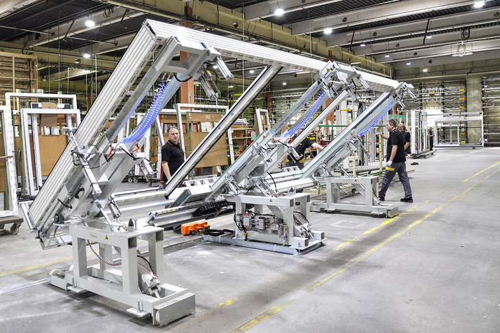 Zu Hochphasen werden bis zu 20 große Hebe-Schiebe-Anlagen im Weru-Werk in ­Rudersberg gefertigt. - © Weru
