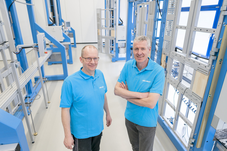 Gerhard Gutmann, Leiter des Prüflabors (r.), und sein Kollege Holger Faust sind bei der Zulassung neuer Produkte jetzt unabhängiger von externen Laborkapazitäten. - © Assa Abloy Sicherheitstechnik
