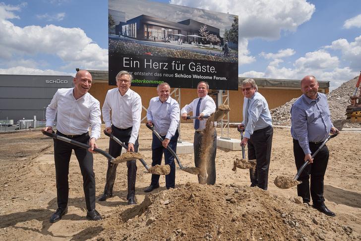 Erster Spatenstich für das Schüco Welcome Forum: v.l.: Prof. Holger Hoffmann von one fine day Architekten, Philipp Neuhaus, Chief Financial Officer (CFO) von Schüco, Andreas Engelhardt, persönlich haftender Gesellschafter von Schüco, Armin Laschet, Ministerpräsident des Landes Nordrhein-Westfalen, Dr. Ing. Hinrich Mählmann, persönlich haftender Gesellschafter der OTTO FUCHS KG, Meinerzhagen und Ludwig Fuchs, Gesellschafter der OTTO FUCHS Gruppe. - © Schüco International KG
