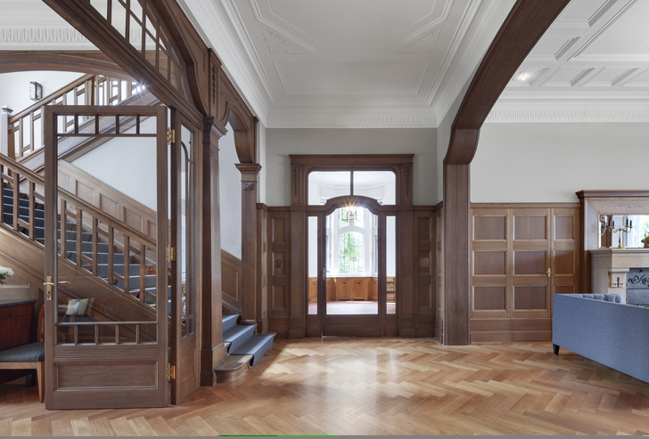 Im Zentrum der Vorwerk Academy in Wuppertal steht eine Villa von 1902. Das Interieur wurde von den Tischlerwerkstätten Franz Knoche komplett aufgearbeitet und teils mit neuen Funktionstüren von Schörghuber ausgestattet. - © Matthias Rehberger / GLASWELT
