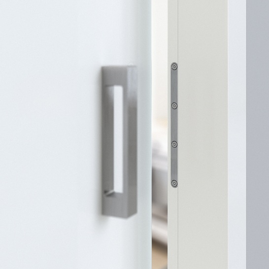 Der magnetische Keep Close Schließer erlaubt es, gefälzte und stumpfe Innen- und Wohnraumtüren aus Holz geräuschlos zu bedienen. - © Simonswerk
