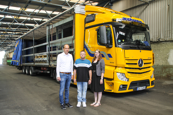 Eingespieltes Team: Schuon GF Alexander Schuon (l.), Thorsten Speker, Leiter Zollabwicklung bei Bystronic glass, und Nina Schumacher, Schuon-Vertrieb, organisieren Lagerung und Transport der Bystronic glass Anlagen.