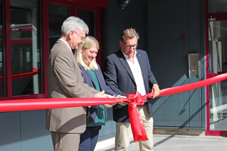 Stephan Schmidt (3.v.l.), Geschäftsführer der Gütegemeinschaft, und die Institutsleiterin Andrea Horsthemke (2.v.l.) eröffneten zusammen mit dem Vorsitzenden Richard Rackl (1.v.l.) die neue Halle. - © Gütegemeinschaft Schlösser und Beschläge
