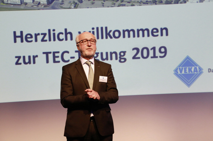 Vertriebs- und Marketing-Vorstand Bonifatius Eichwald nutzte die erste TEC-Tagung dieses Jahres, um die Teilnehmer zu begrüßen. - © Veka AG
