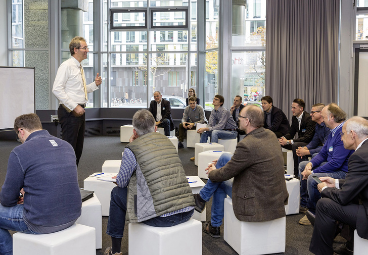 Am Nachmittag werden die Themen in mehreren Workshop-Runden praxisnah vertieft. - © Gentner Verlag
